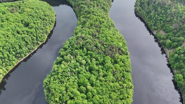 Vue a&eacute;rienne spectaculaire du m&eacute;andre de Queuille au c&oelig;ur d'une vall&eacute;e bois&eacute;e