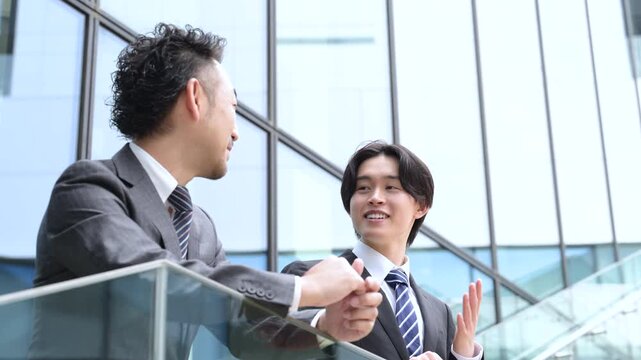 人材育成とキャリア成長を表現する上司と部下、目標や未来や見上げ、会話して励ます仲良しなコミュニケーションの動画