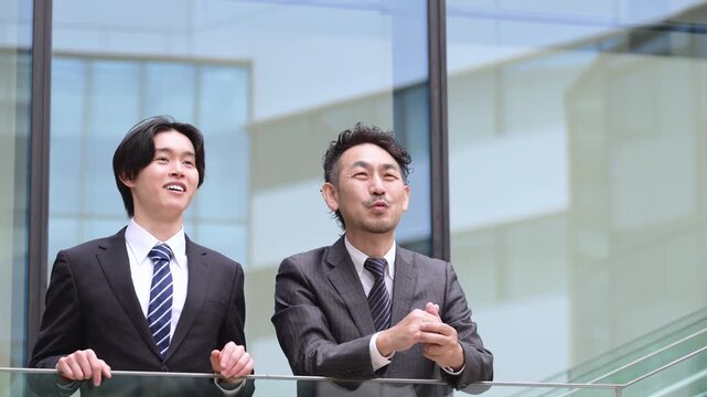 人材育成とキャリア成長を表現する上司と部下、目標や未来や見上げ、会話して励ます肩を叩くコミュニケーションの動画