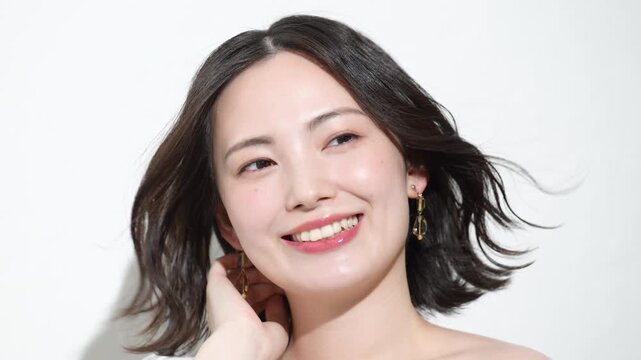 [スローモーション]風になびく髪と透明感のある笑顔が美しい若い女性のスキンケアやヘアケアビューティーイメージ動画