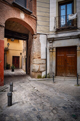 Fototapeta premium Calle histórica con arco en el casco antiguo de Toledo, España
