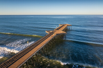 Obraz premium Aerial view of the boardwalk along the beach in Pismo Beach, California, USA.