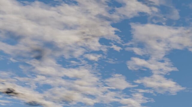 ループ　雲が流れる青空のアニメーション Loop animation of clouds drifting across a blue sky