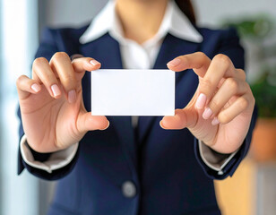 Fototapeta premium 白い空白のカードを持つビジネスマン/A businessman with a blank white card