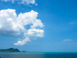 Obraz premium Beautiful tropical seascape with clear blue sky, white clouds and calm ocean at Bang Saray in summer. Scenic island coastline and peaceful sea view, relaxing vacation, travel destination background.