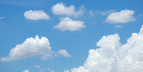 Naklejka premium Beautiful blue sky with white clouds on a sunny day background