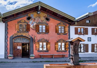 Geigenbaumuseum und Historische Häuser mit Lüftlmalerei in Mittenwald, Werdenfelser Land, Oberbayern, Bayern, Deutschland © pwmotion