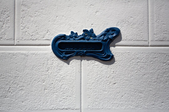 Boite au lettre art nouveau en m&eacute;tal sur un mur de maison