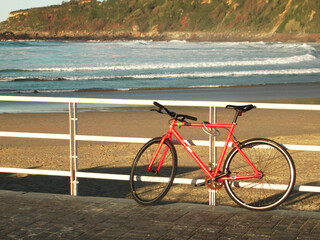 Fototapeta premium Una bicicleta aparcada afuera de una playa de arena