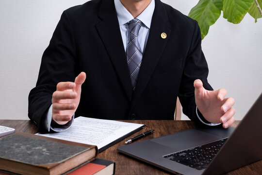 相談者に説明している弁護士の男性