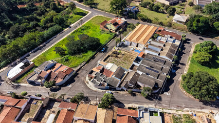 Obraz premium Aerial view of a residential neighborhood with houses and streets under a clear blue sky