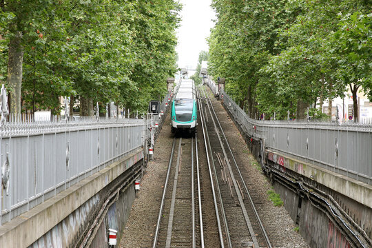 Paris - M&eacute;tro A&eacute;rien - Place du Colonel Fabien
