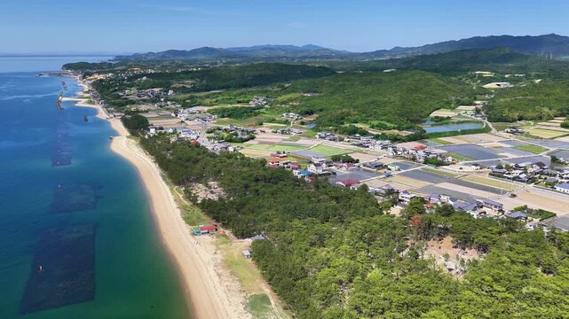慶野松原の松林と砂浜を望む淡路島の空撮映像