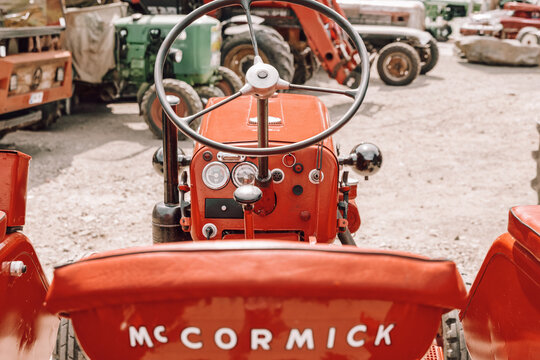 Blick auf Fahrersitz und Lenkrad eines alten McCormick Traktors auf einer Ausstellung in Schuld, Deutschland, 23.05.2026