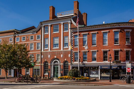 Portsmouth, NH, US - October 2, 2025: Downtown of this seaside city with its quaint streets with 19th century brick buildings. and trendy shops and restaurants with outdoor dining.