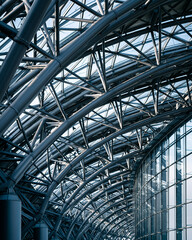 Fototapeta premium Modern Industrial Architecture: Geometric Metal Structure with Glass Ceiling in Contemporary Design