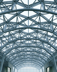 Fototapeta premium Modern Industrial Architecture: Steel Truss Ceiling Design with Symmetrical Framework and Glass Skylight