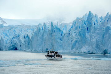Obraz premium boat at Spegazzini glacier argentina view huge panorama