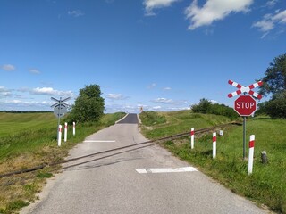 Przejazd kolejowy ze znakiem STOP © Szymon