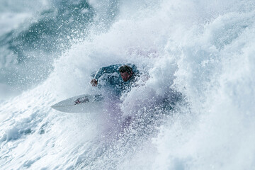 Obraz premium Extreme Surfing Adventure: Ocean Waves & Thrilling Coastal Lifestyle