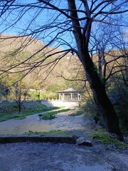 Obraz premium Beautiful lake view with mountains, houses, and clear blue sky during midday