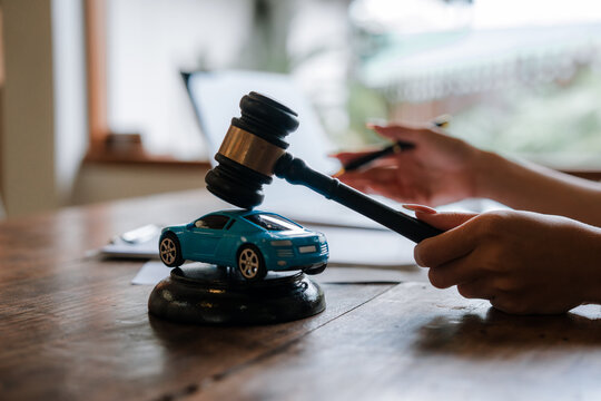 A hammer on the desk, legal documents, and claims for compensation symbolize justice, responsibility, accident disputes, legal judgments, compensation, and professional legal representation.
