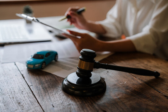 A hammer on the desk, legal documents, and claims for compensation symbolize justice, responsibility, accident disputes, legal judgments, compensation, and professional legal representation.