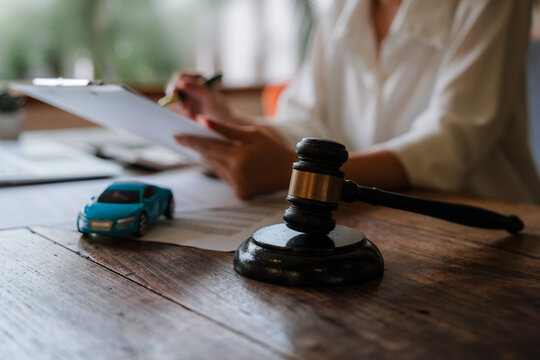 A hammer on the desk, legal documents, and claims for compensation symbolize justice, responsibility, accident disputes, legal judgments, compensation, and professional legal representation.
