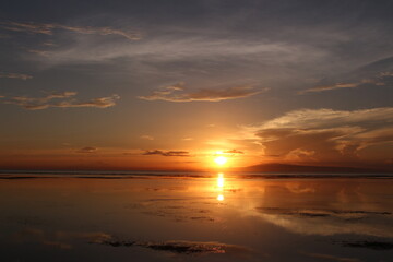 Obraz premium Beautiful tranquil seascape during twilight dawn, orange golden light on the horizon.