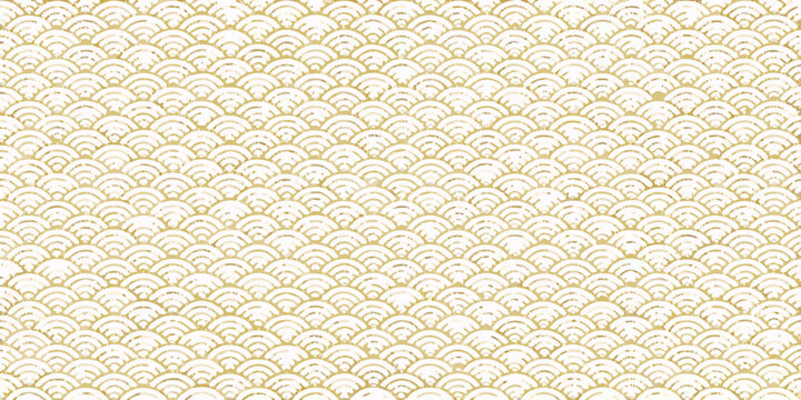 Golden scallop shell pattern on a white background seamless design