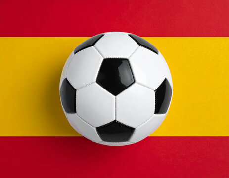 Bal&oacute;n de f&uacute;tbol sobre la bandera de Espa&ntilde;a, imagen deportiva con colores nacionales, concepto de selecci&oacute;n espa&ntilde;ola, competici&oacute;n, mundial de futbol y deporte nacional