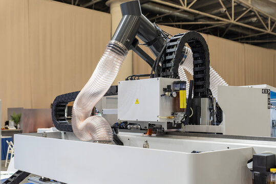 CNC router head unit with automatic lubrication tank and cable tracks