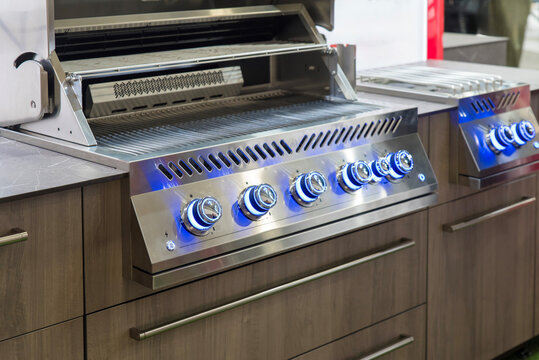 Built-in gas grill with blue illuminated control knobs