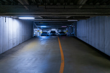 青白い照明が反射する地下駐車場の風景 © hiro