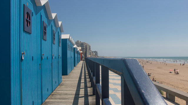 cabines de plage bleues au bord de l'oc&eacute;an &agrave; Saint-gilles-croix-de-vie en Vend&eacute;e