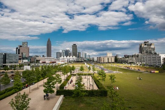 Frankfurt Europaviertel &ndash; Zeitraffer Skyline mit Park und ziehenden Wolken