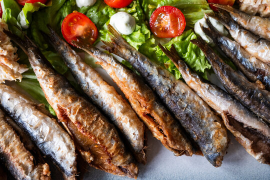 Fried sardine with lettuce, tomato and dressing