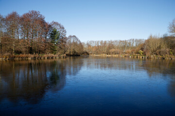 Obraz premium Fishing Lake Semi Frozen In Henlow - _S5A8867