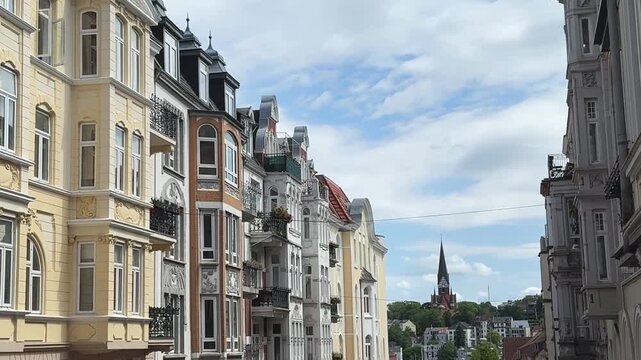 Prächtige Jugendstilhäuser in Flensburg mit Blick auf die St.-Jürgen-Kirche