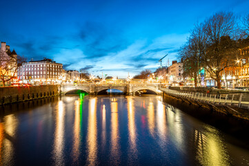 Obraz premium Dublin Evening Reflections Along The River Liffey
