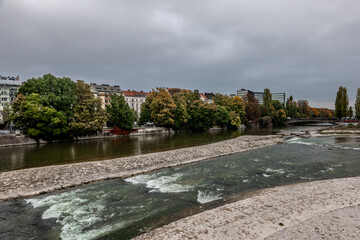 Obraz premium Munich Isar River With Mullersches Volksbad View