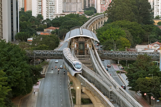 Monorail train in S&atilde;o Paulo and Jornalista Roberto Marinho Avenue - S&atilde;o Paulo, Brazil