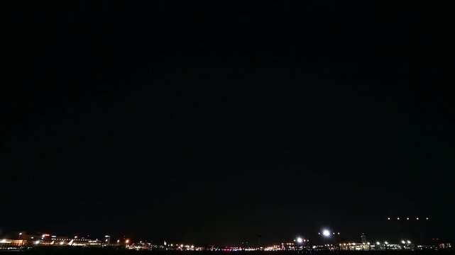 夜の福岡空港に着陸進入するエアバスA321 (2026年5月）