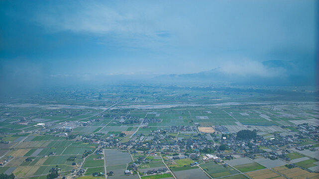 梅雨が近づいてきて大気に水蒸気が多く含まれている状態の富山県にある黒部川扇状地の様子