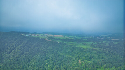 Obraz premium 梅雨の季節が近づいてきて霧がかかっているような富山県の黒部市にある牧場やその周辺の様子