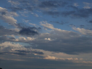 Obraz premium Blue sky with wispy cloud patterns