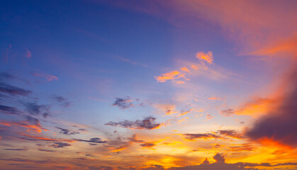 Fototapeta premium Stunning Sunset Sky with Vibrant Orange and Purple Clouds,A breathtaking view of a dramatic sunset sky filled with vibrant orange, pink, and deep purple clouds, creating a peaceful and colorful.
