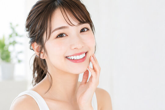 白い歯と笑顔が印象的な女性のホワイトニングポートレート