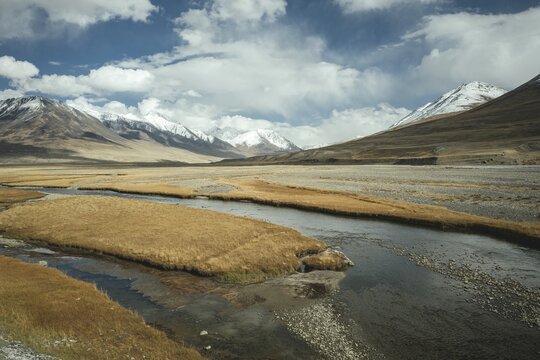 High valley, alluvial plain of the Wachandarja, Bozai Gumbaz, behind it snowy peaks, Hindu Kush, Wakhan Corridor, Badakhshan, Afghanistan
