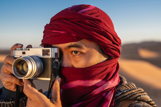 photographer with rangefinder camera in the Sahara